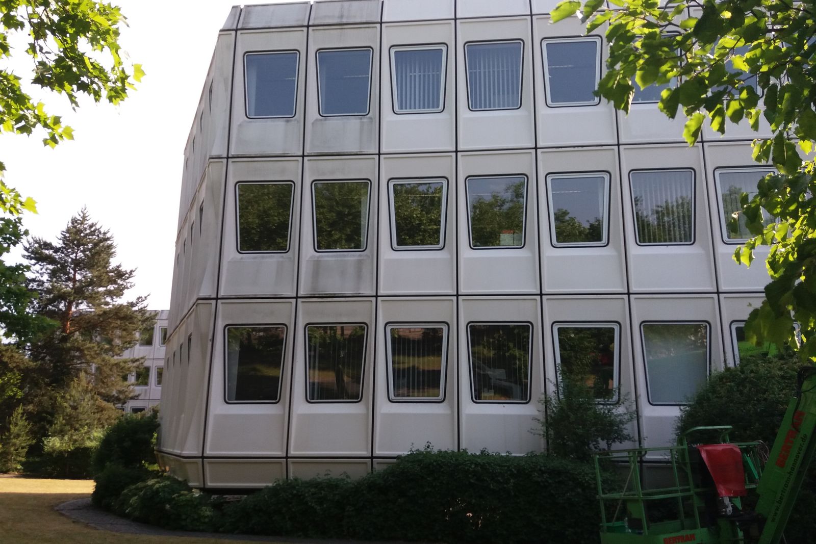 Hubsteiger der HKD-Services vor einem Bürogebäude in Hannover zur Glas- und Fassadenreinigung