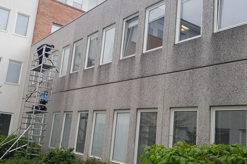 Fensterreinigung vom Rollgerüst an einer Bürofassade in Hannover