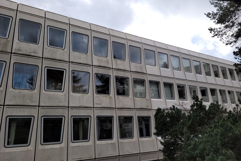 Verwitterte Betonfassade vor der Grundreinigung durch HKD-Services